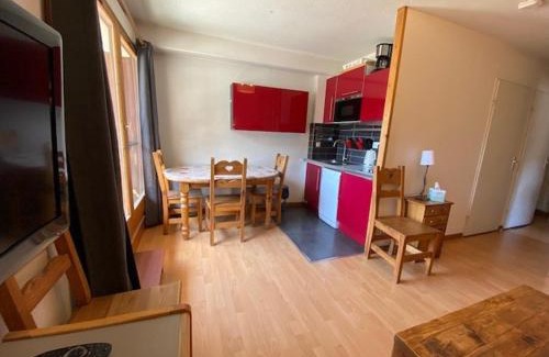Brides-les-Bains Apartment | Appartement 2* Confort 5 Pers, Balcon, Centre de Brides-les-Bains, Proche Thermes & Télécabine - FR-1-512-137