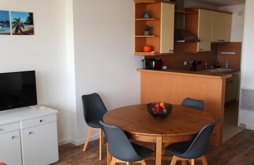 Les Sables d'Olonne Apartment | Appartement 2 Pièces Rénové Vue Mer, Proche Centre - FR-1-331-84
