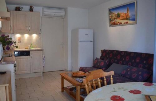 Saint-Cyprien Plage Apartment | Appartement climatisé avec terrasse dans quartier animé, parking privé - FR-1-225D-573