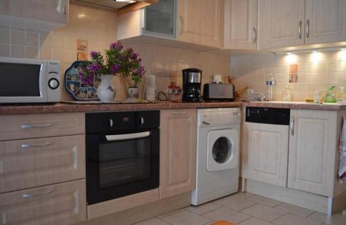 Saint-Cyprien Plage Apartment | Appartement climatisé avec terrasse dans quartier animé, parking privé - FR-1-225D-573