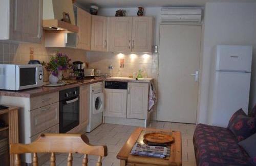 Saint-Cyprien Plage Apartment | Appartement climatisé avec terrasse dans quartier animé, parking privé - FR-1-225D-573