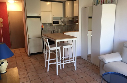 Meze Apartment | Appartement Climatisé à 10m de la Plage Avec vue sur L'étang