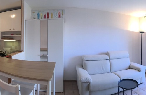 Meze Apartment | Appartement Climatisé à 10m de la Plage Avec vue sur L'étang