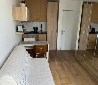 Puteaux Apartment | Appartement cosy à Paris en métro -balcon & wifi