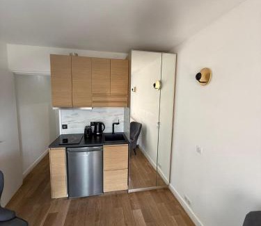 Puteaux Apartment | Appartement cosy à Paris en métro -balcon & wifi