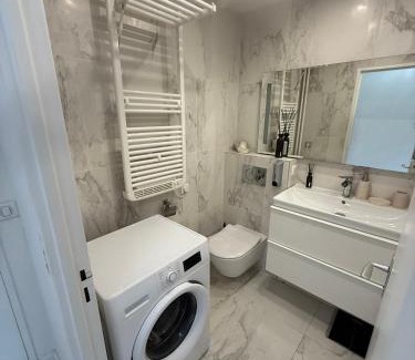 Puteaux Apartment | Appartement cosy à Paris en métro -balcon & wifi