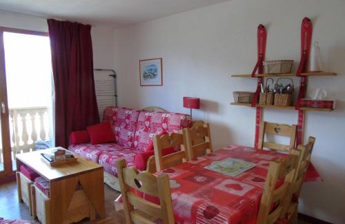 Valfrejus Apartment | Appartement cosy 2 pièces + cabine, 6 pers., proche télésièges, commerces, avec balcon et équipement complet - FR-1-561-28