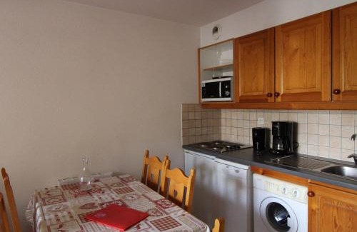 Lanslevillard Apartment | Appartement cosy, 5 pers, centre village, proche pistes, balcon, parking, WIFI, draps inclus - FR-1-508-52