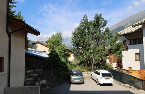 Lanslevillard Apartment | Appartement cosy, 5 pers, centre village, proche pistes, balcon, parking, WIFI, draps inclus - FR-1-508-52