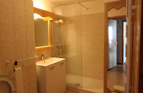 Lanslevillard Apartment | Appartement cosy, 5 pers, centre village, proche pistes, balcon, parking, WIFI, draps inclus - FR-1-508-52