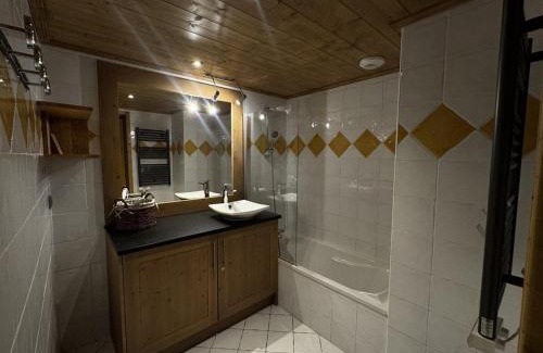 Les Carroz-d'Araches Apartment | Appartement cosy 6 personnes avec garage, terrasse et wifi au cœur du village, proche pistes et commerces - FR-1-572-251