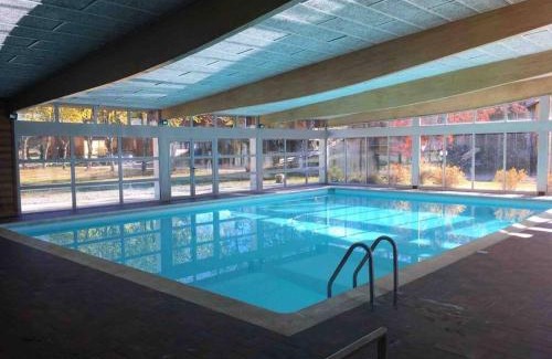Saint-Laurent-en-Grandvaux Apartment | Appartement lumineux avec piscine chauffée en saison