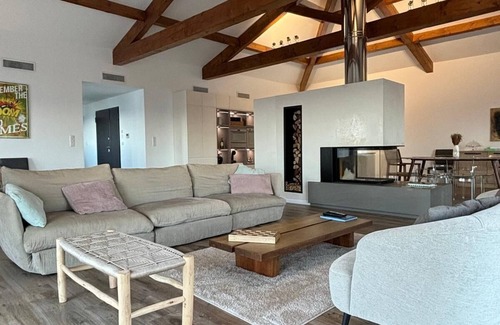 Miomo Apartment | Appartement de Prestige Idéalement Situé au Bord de L'eau Avec Grande Terrasse
