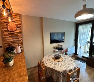 Montgenevre Apartment | Appartement Les Chalmettes 4 Personnes au pied des Pistes Wifi - Balcon - Parking