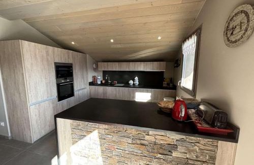 Auris Apartment | Appartement moderne 5 pièces, proche des pistes avec cheminée, terrasse, parking et bois inclus - FR-1-297-346