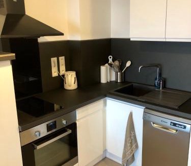 Riou - Petit Juas - Av de Grasse Apartment | Appartement neuf, piscine, terrasse, vue mer.