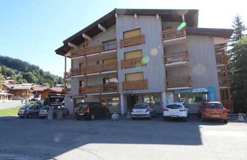 Les Carroz-d'Araches Apartment | Appartement rénové 2 pièces, 6 personnes, pied des pistes, proche commerces et services, parking inclus - FR-1-572-132
