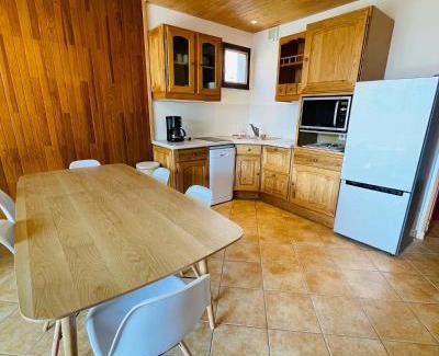 Embrun Apartment | Appartement rénové à 200m de la plage + garage