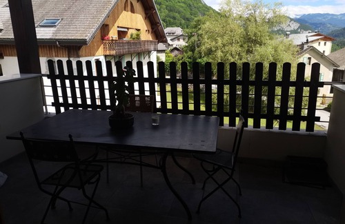 Mieussy Apartment | Appartement Spacieux au Centre du Village