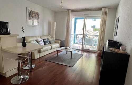 Cambo-les-Bains Apartment | Appartement T2 à Cambo-les-Bains avec piscine, terrasse et parking privé, proche des thermes - FR-1-495-82