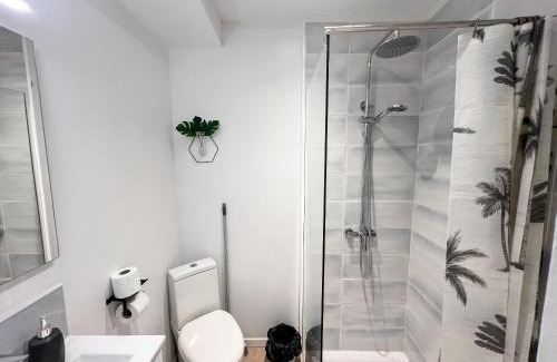 Saint-Assiscle Apartment | Appartements Confortables - Gare à 5 min pied - 20min de la plage - Terrasse