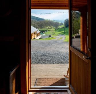 Welshpool Ski Chalet | APPLE Cabin - Little Log Cabin in Wales