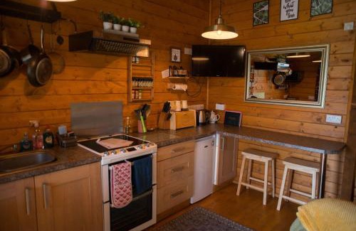 Welshpool Ski Chalet | APPLE Cabin - Little Log Cabin in Wales