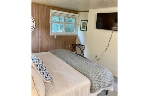 Hendersonville Cabin | Apple Country Charm