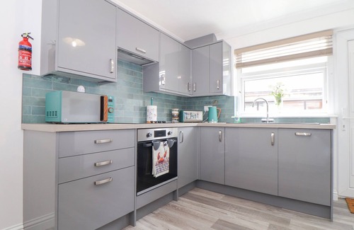 Lanner Cottage | APPLE TREE BUNGALOW, pet friendly, with a garden in Lanner
