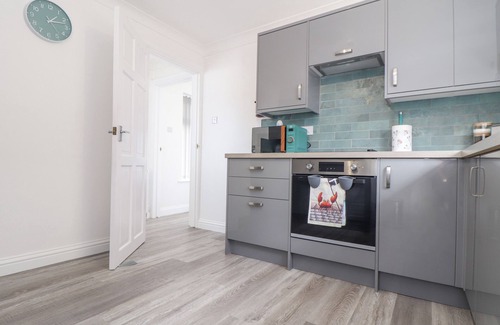 Lanner Cottage | APPLE TREE BUNGALOW, pet friendly, with a garden in Lanner
