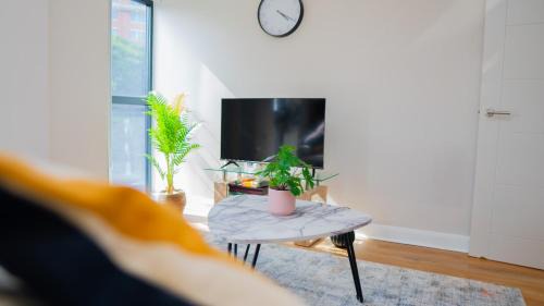 Leeds Apartment | Apt 69 - Stylish City Centre 1-BR Urban Hideaway
