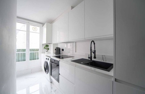 Passy Apartment | Apt Balcony-Passy-Mobility lease