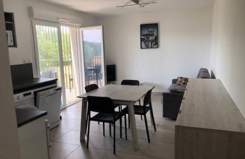 Vias Apartment | Apt clim 4 p clim avec piscine et parking 400 m plages- V0775