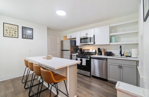 Mount Washington Apartment | Apt in Mt Washington, Minutes to Sheraton & City Skyline Views w/Pack'n Play