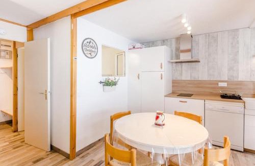 Montchavin Apartment | Apt rénové 2* pour 4/5p à Montchavin, proche pistes et commerces, parking gratuit - FR-1-329-52