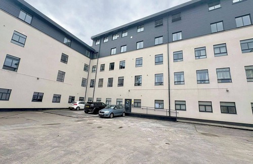 Offerton Apartment | Apt - Sleeps 2 - Parking - Station Close - Pets Ok