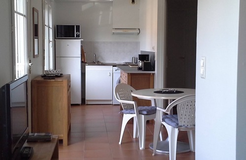 Cahors Apartment | Apt. T1 Bis in town on the 1st floor of a residence with terrace carractère