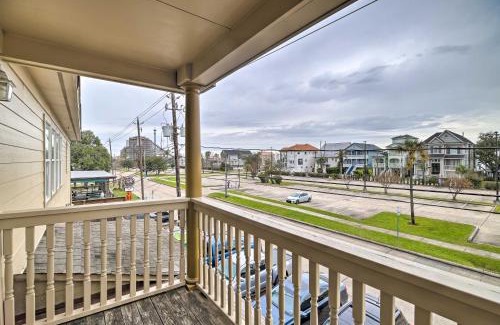 Clear Lake Shores Apartment | Apt with Balconies - Steps to Kemah Boardwalk!