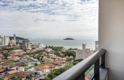 Praia da Armacao do Itapocoroi Apartment | Apto A 300m PRAIA e 8min Beto Carreiro c Vista Mar Incrível Ar Condicionado Churrasqueira privativa Condo Completo com Piscina Academia ao Ar livre Sauna Playground Portaria 24H e Vaga privativa de Garagem Reserve Agora e Viva essa Experiência
