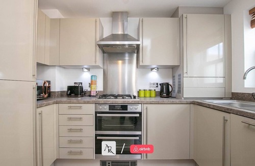 Colchester House | AR Properties Short Lets Colchester | 2 BDR House | Free Parking