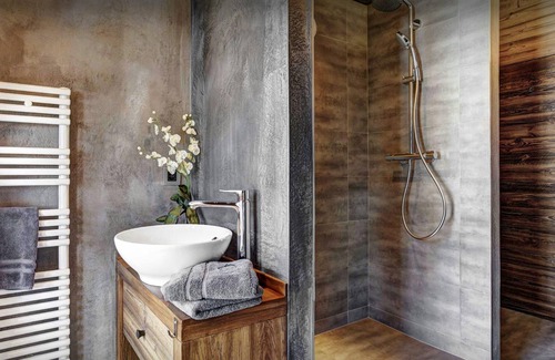 La Clusaz Ski Chalet | Aravis Lodge - mountain family lodge for 8, close to slopes - Snow Lodge