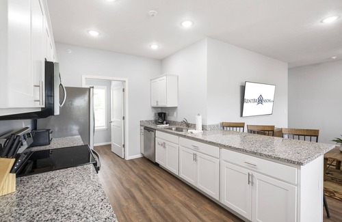 Branson West Condo | Arcade, Hot Tub, Deck Area, Free Tickets, Bright Upgraded Decor-Ledgestone Golf OnSite!