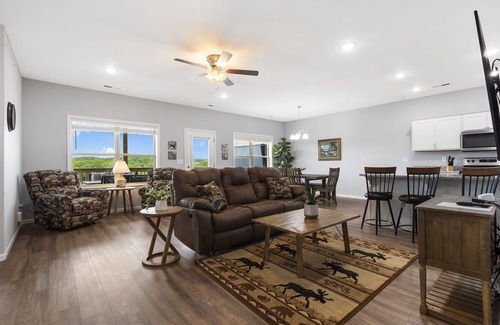Branson West Condo | Arcade, Hot Tub, Deck Area, Free Tickets, Bright Upgraded Decor-Ledgestone Golf OnSite!