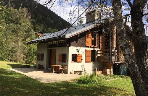 Beaufort Ski Chalet | Architect-Designed Chalet. Spacious 2BR. Sleeps 6. Peaceful with Garden and River. Proximity to Ski Bus