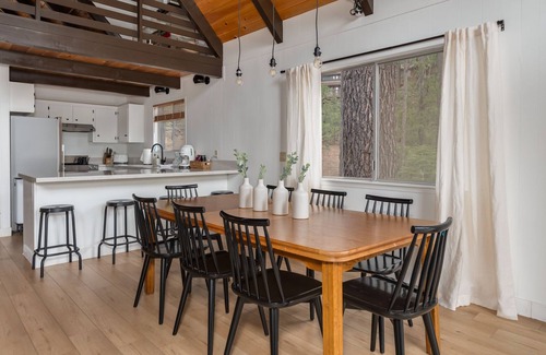 Arnold Cabin | Architect's Retreat- Stylish Chalet in Blue Lake Springs
