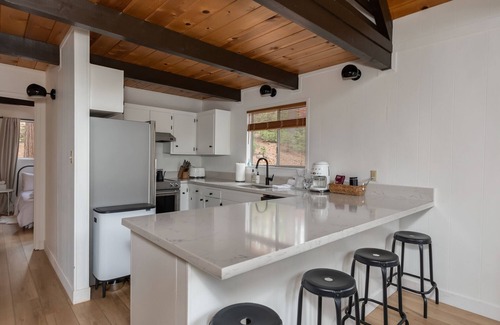 Arnold Cabin | Architect's Retreat- Stylish Chalet in Blue Lake Springs