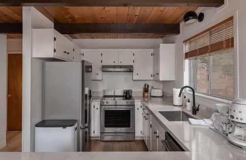Arnold Cabin | Architect's Retreat- Stylish Chalet in Blue Lake Springs