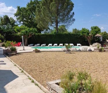 Grospierres House | Ardèche les cigales gîte églantier avec piscine partagée