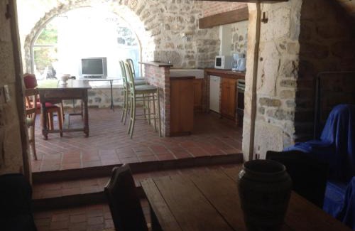 Grospierres House | Ardèche les cigales gîte églantier avec piscine partagée