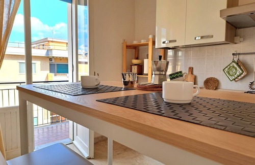 Scauri Apartment | Aria di mare a due passi dalla spiaggia, con parcheggio